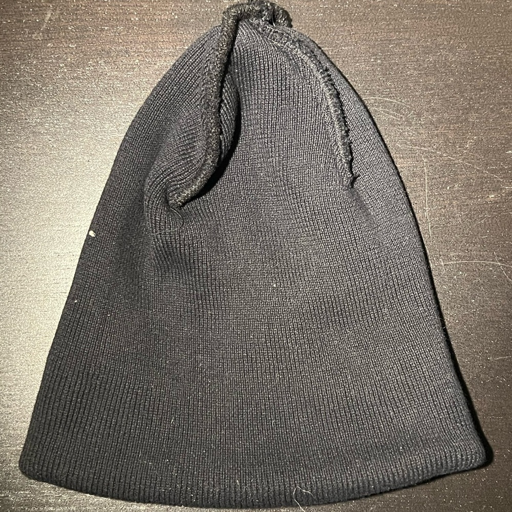 RIFF Black Cuffed Beanie – Minimalist Style - Picture 3 of 3